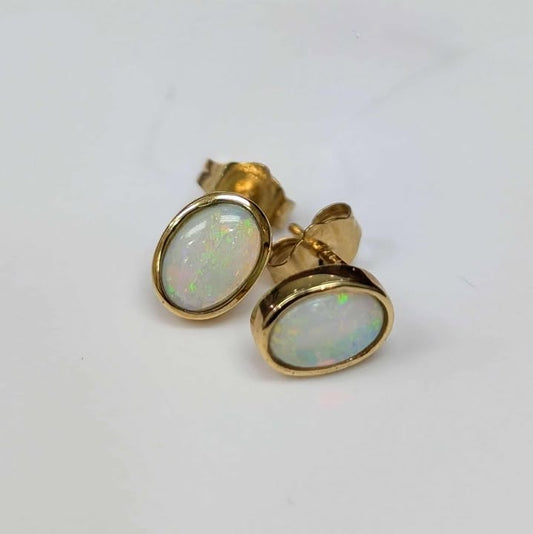 Bezel set Oval Opal in 14k Gold