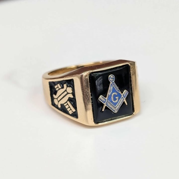 Onyx Masonic Ring in 14k Yellow Gold